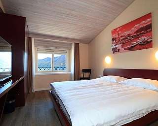 Twin Lakeview Room